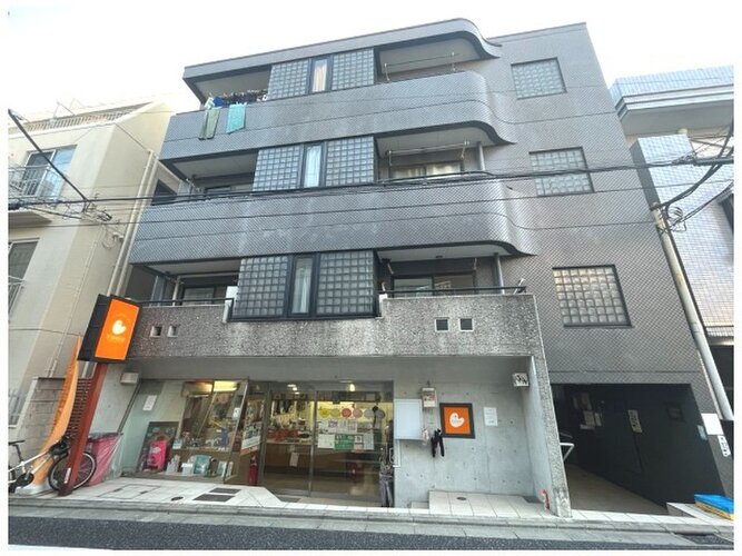東急田園都市線「三軒茶屋駅」まで徒歩6分の立地。新耐震設計マンション。