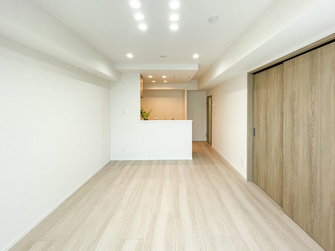 木の質感を生かした優しい色合いのフローリングが魅力的なお部屋!壁面や天井のラインがすっきりとしており、空間をより広く感じられます!温かみのある照明演出も相まって、穏やかな時間が流れるリビングです! 木の質感を生かした優しい色合いのフローリングが魅力的なお部屋!壁面や天井のラインがすっきりとしており、空間をより広く感じられます!温かみのある照明演出も相まって、穏やかな時間が流れるリビングです!