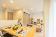 お部屋の形が綺麗なリビングの為、テーブルやソファなどの家具を一通り置くことができそうです♪