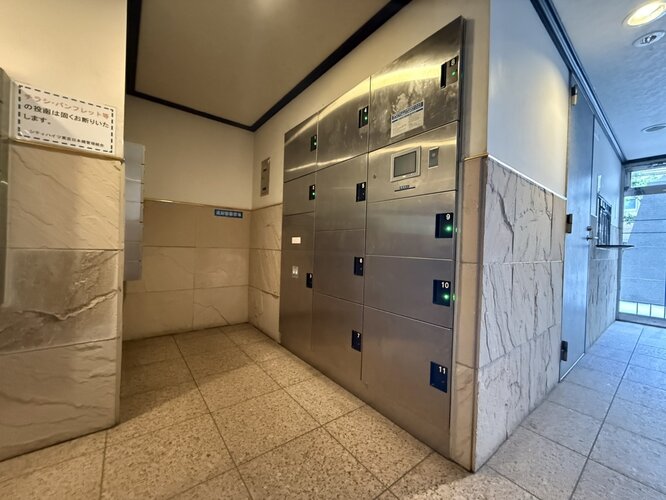 あると便利な宅配ボックス。ご不在時にも荷物を受け取る事ができて、再配達の手間が省けます。