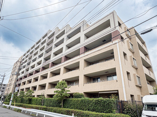 鮮やかな緑を効果的に纏った外観。爽やかな風がそよぐ心温まるお部屋へ優しく誘います。