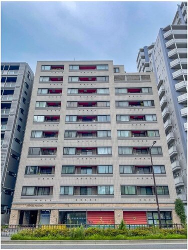 どこか余裕を感じさせるシャープなフォルムで佇む外観は、晴天の空と合わせる事で堂々たる趣を見せます。