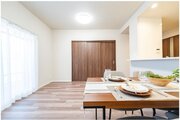 内装はシンプルに落ち着きのある空間にしています。ゆったりとしたひとときを過ごせそうです♪