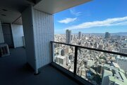 幅も奥行きも広々としたバルコニーです!洗濯物や大きなお布団も一度にたくさん干せて家事がスムーズに進みます♪陽当たりや風通しも良好で、爽やかな外気を感じながらリフレッシュできる快適な屋外空間です! 幅も奥行きも広々としたバルコニーです!洗濯物や大きなお布団も一度にたくさん干せて家事がスムーズに進みます♪陽当たりや風通しも良好で、爽やかな外気を感じながらリフレッシュできる快適な屋外空間です!