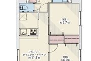 約11.1帖のLDKを備えた使い勝手の良い2LDK。全室に窓が配置され、換気や採光がしやすい間取りです。各部屋の収納スペースに加え、3口コンロのキッチンやバス・トイレ別など、日々の生活を支える設備が充