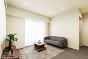 大きな窓から自然光がすっきりと差し込む明るいリビングです!奥行きのある使いやすい配置となっており、お好みのソファやテーブルを置いてご家族皆様でゆったりとお寛ぎいただける空間に仕上がっています♪ 大きな窓から自然光がすっきりと差し込む明るいリビングです!奥行きのある使いやすい配置となっており、お好みのソファやテーブルを置いてご家族皆様でゆったりとお寛ぎいただける空間に仕上がっています♪